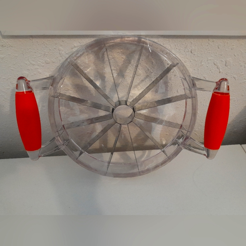 Pie slicer with rubber handles